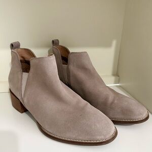 Seychelles Offstage Chelsea Ankle Boots Suede Leather Ankle Boots size 10